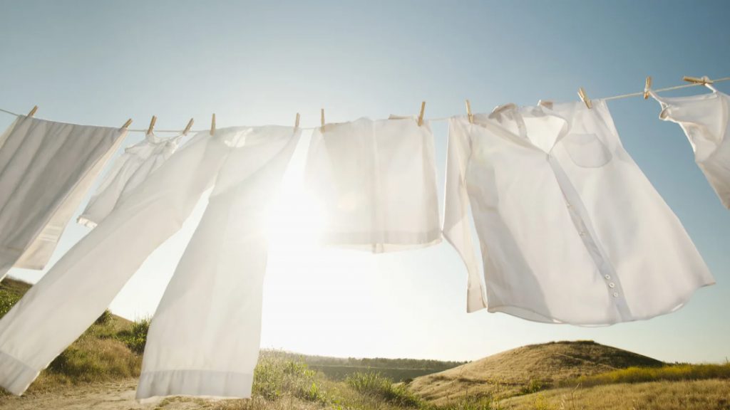 2. خشک کردن لباس در هوای آزاد